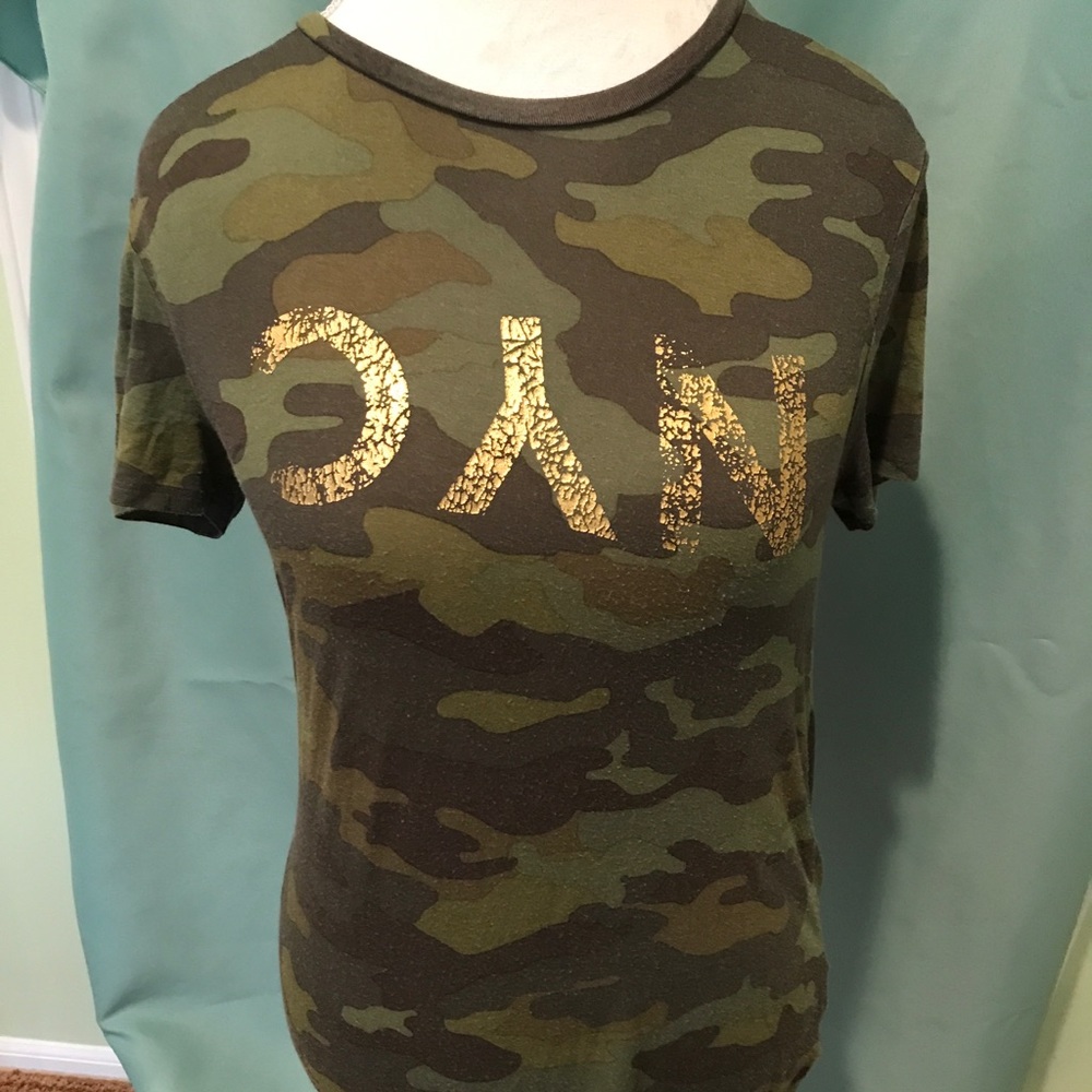 Cute camouflage T-shirt with graphic NYC in gold